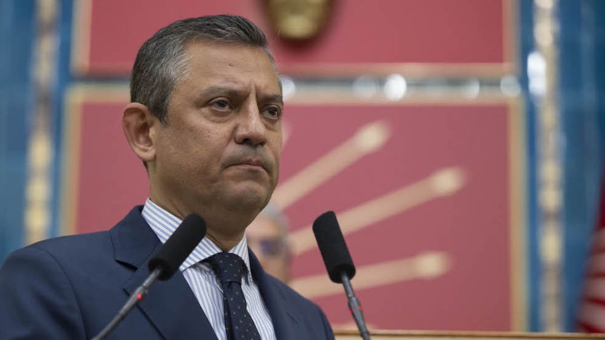 Özgür Özel'den ikinci mesaj vakası: Bu sefer Burcu Köksal'a attı