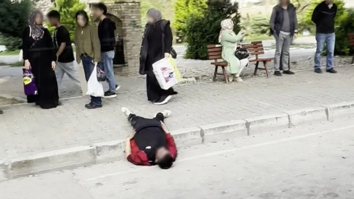 Adana'da uyuşturucu bağımlısı durak yanında uyuyakaldı