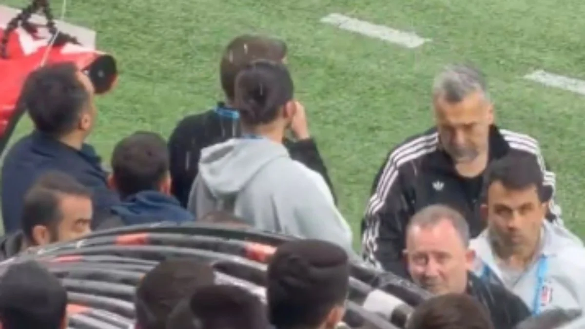 Sergen Yalçın'a tribünden şişeler atıldı