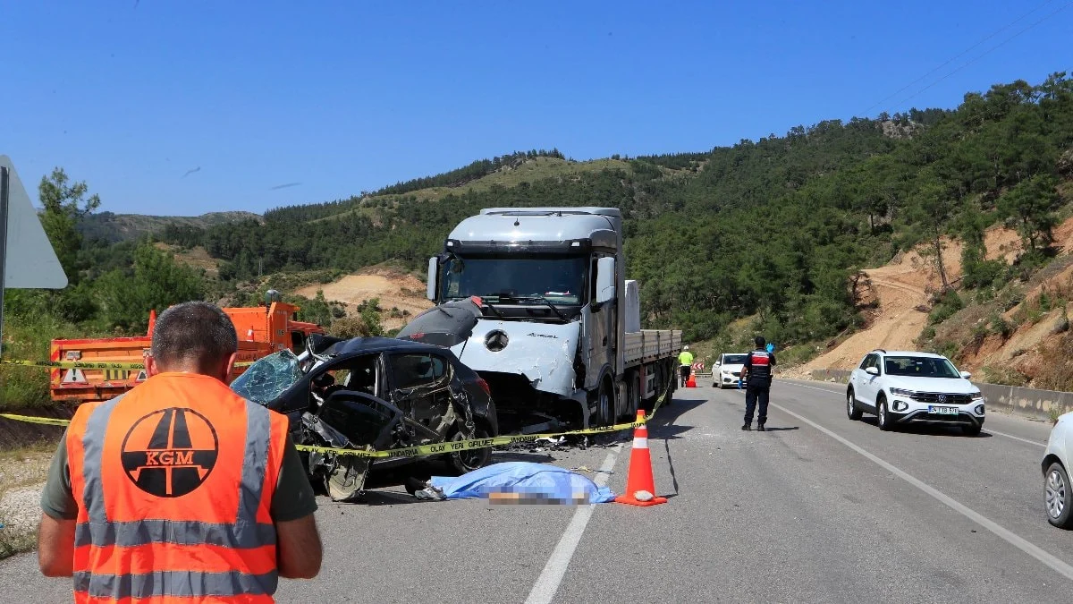 Antalya'da otomobil mermer yüklü tırla çarpıştı: Genç çift kazada can verdi