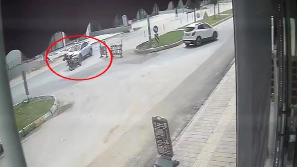 Antalya'da motosikletli kaza yaptı: Karşıdan gelen minibüsün altında kaldı