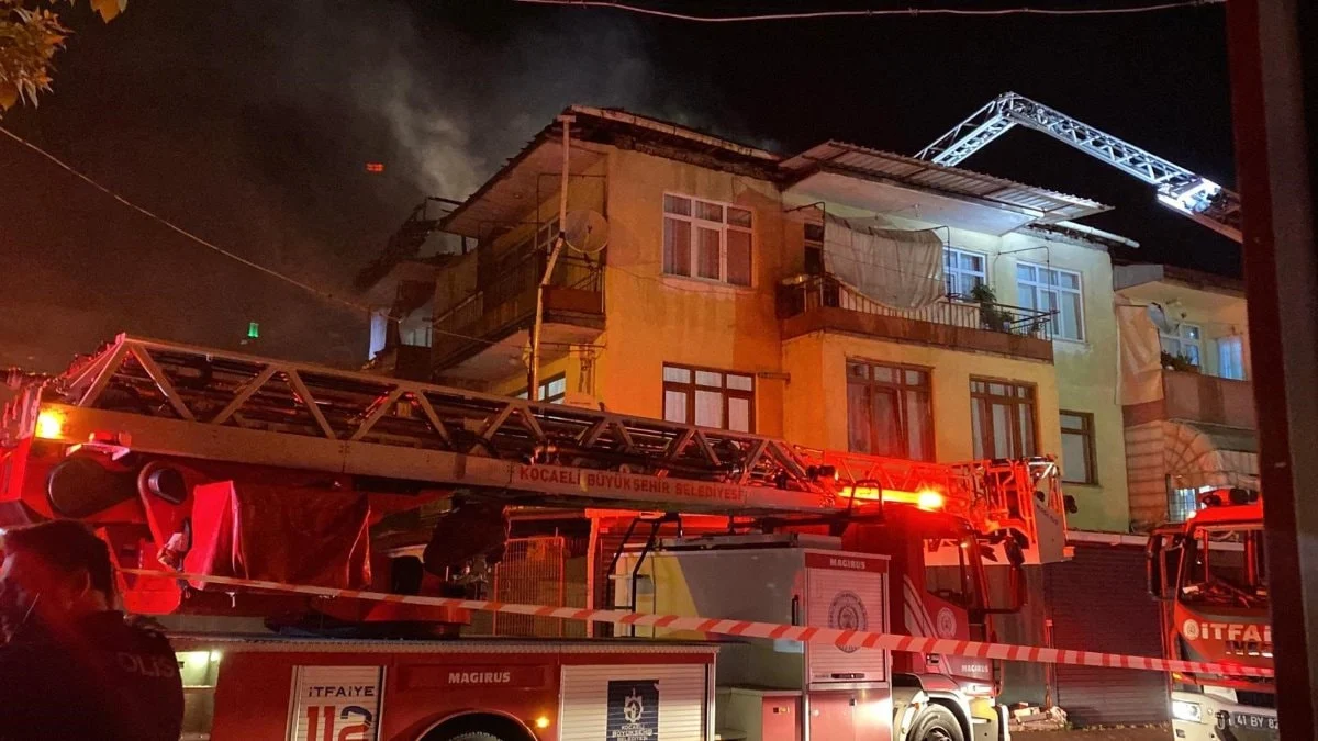 Kocaeli'de binanın çatısında korkutan yangın