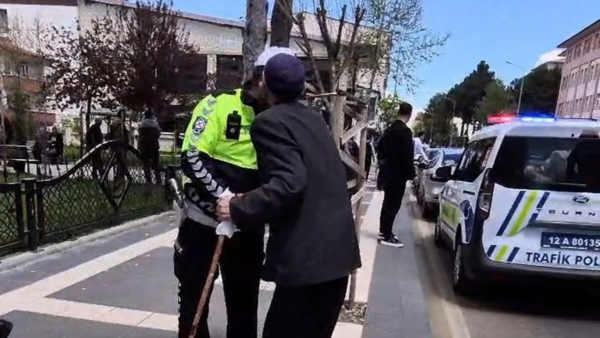 Bingöl’de kendisini yolun karşısına geçiren trafik polisini yanaklarından öptü