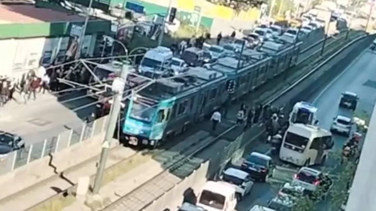 İstanbul’da yolun karşısına geçmek isteyen motosikletliye tramvay çarptı