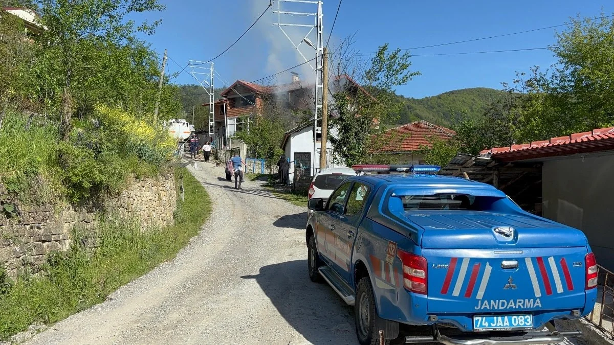 Bartın'da yaşlı adam ve torunu sobadan çıkan yangından son anda kurtuldu