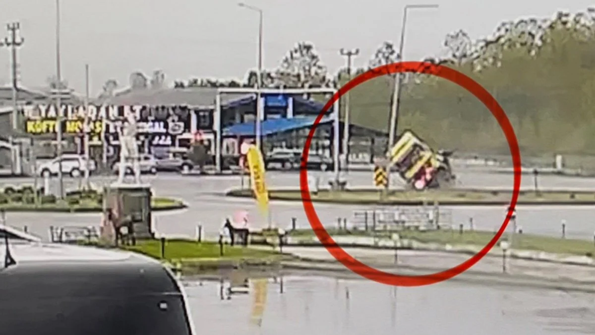 Samsun'da kırmızı ışıkta durmaya çalışan tır devrildi