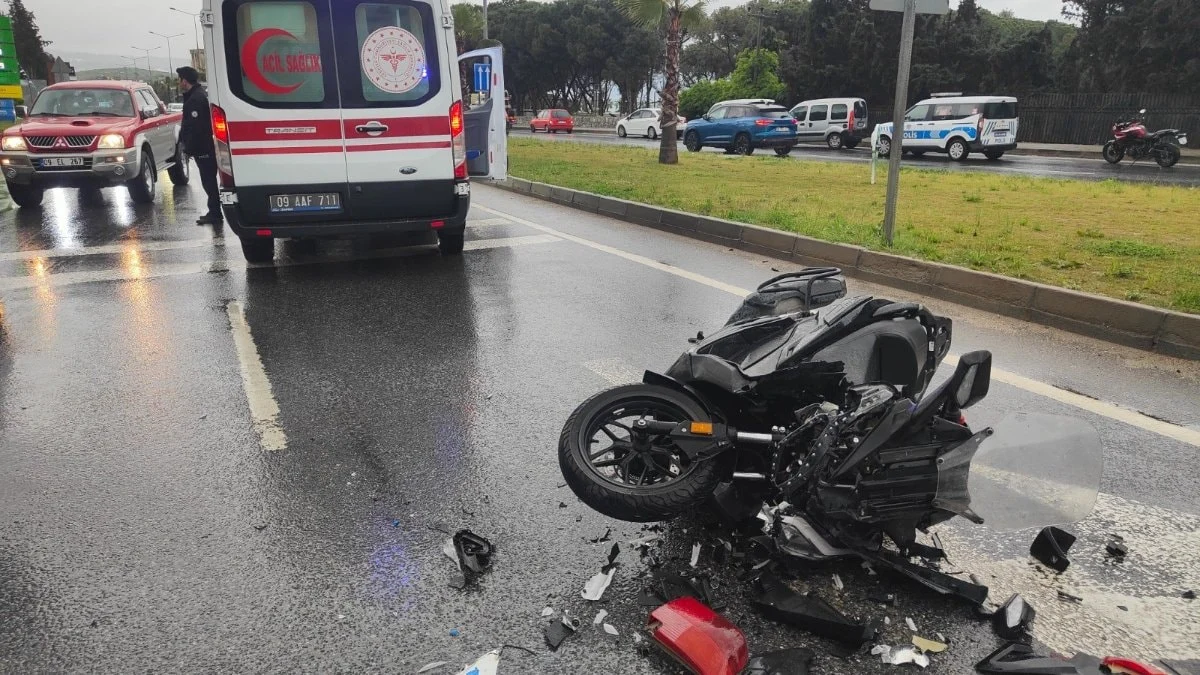 Aydın'da kırmızı ışıkta bekleyen araca çarpan motosiklet sürücüsü ağır yaralandı