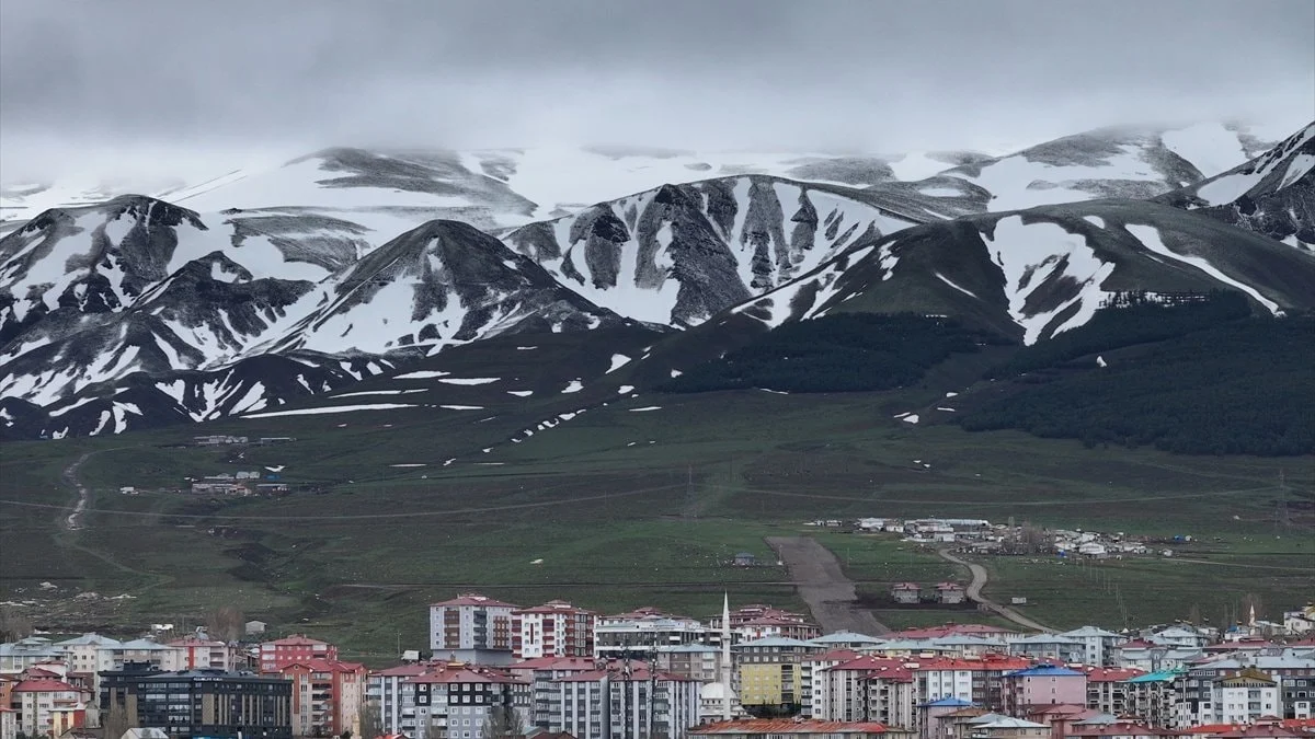 Erzurum’da iki mevsim aynı anda yaşanıyor
