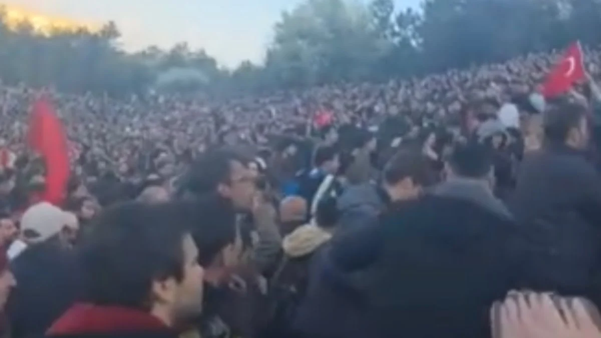 ODTÜ’de İlkay Akkaya konserinde Türk bayrağı açan gençlere saldırı