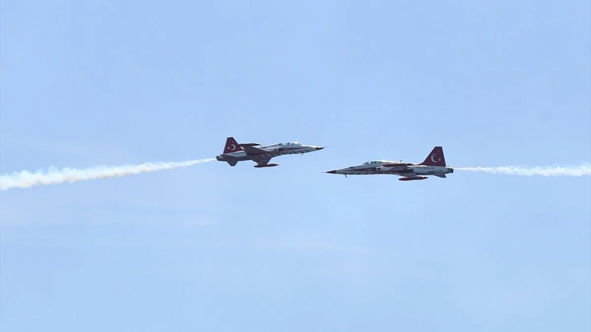 Türk Yıldızları’ndan Şehitler Abidesi üzerinde nefes kesen gösteri