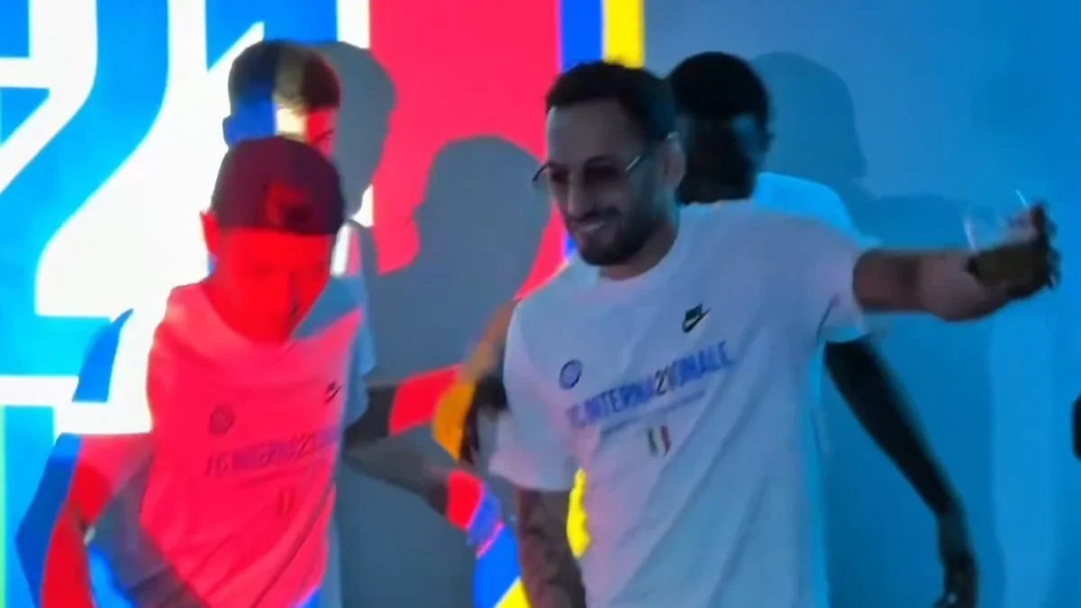 Hakan Çalhanoğlu'ndan şampiyonluk dansı