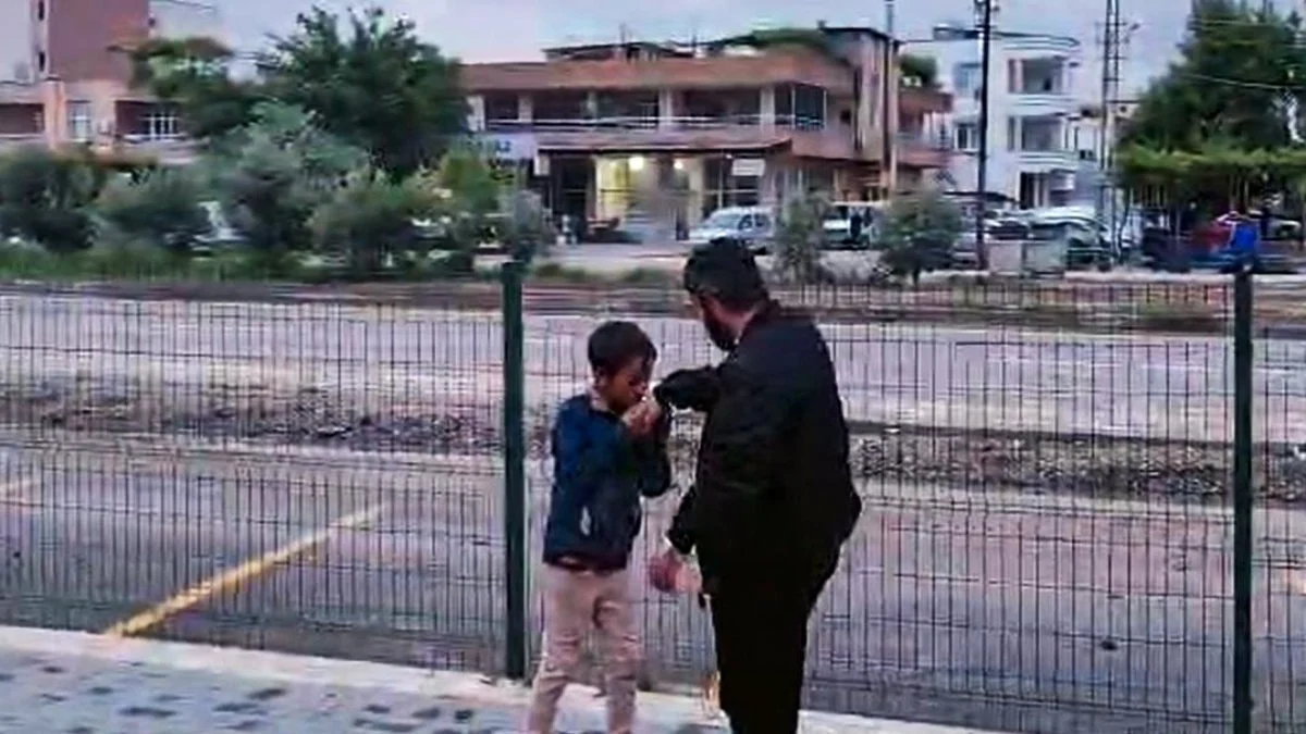 Adana'da kendisini ezilmekten kurtaran vatandaşın elini öptü