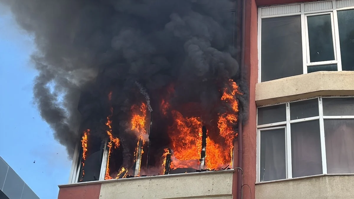Aksaray'da korkutan yangın: Üçüncü kattan alevler yükseldi