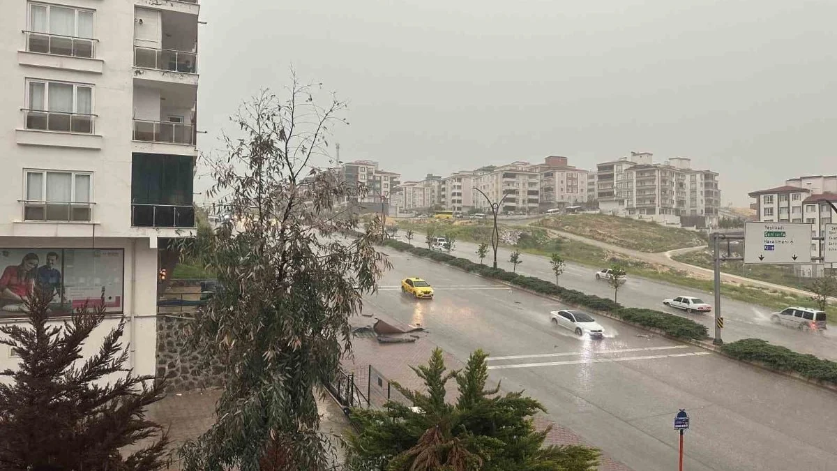 Gaziantep'te sağanak yağış ve dolu hayatı felç etti