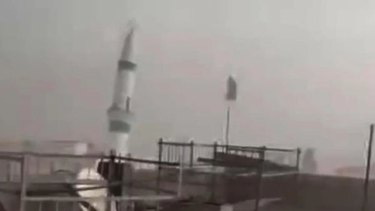 Şanlıurfa'da fırtınada caminin minaresi yıkıldı