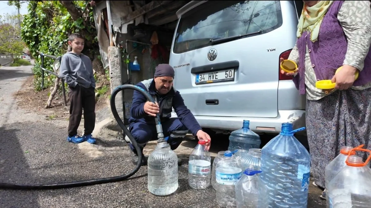 İstanbul Beykoz'da bidonlarla su kuyruğu