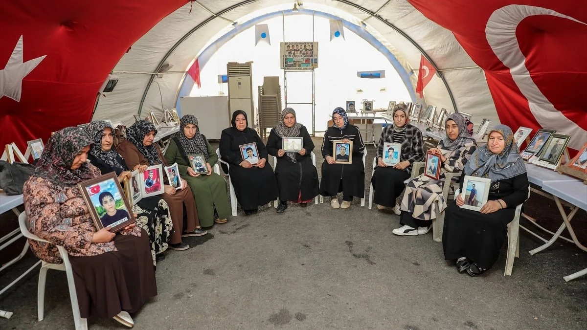 Diyarbakır'da evlat nöbeti: Aileler, Anneler Günü'nde müjdeli haberi bekliyor