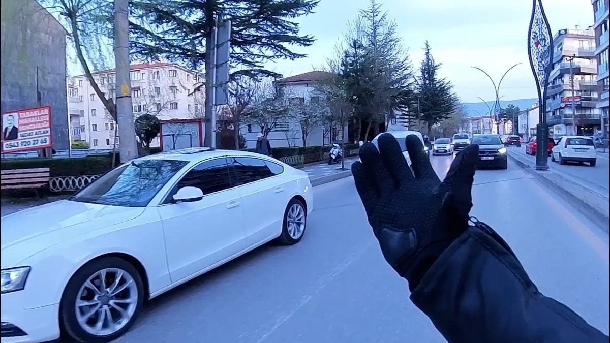 Bolu'da bir sürücü motorcuyu tehlikeye attı: Yalanı kask kamerasında ortaya çıktı