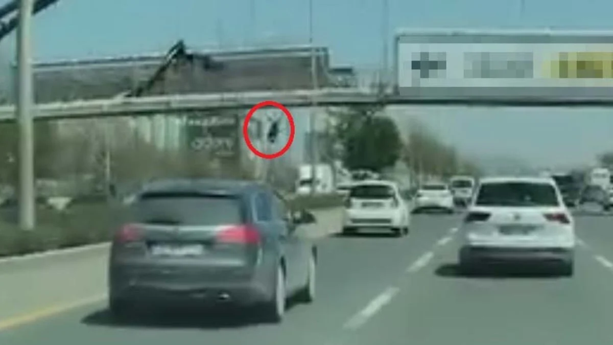 Ankara'da afiş asarken bulvara düştü: Otomobilin çarpması sonucu hayatını kaybetti