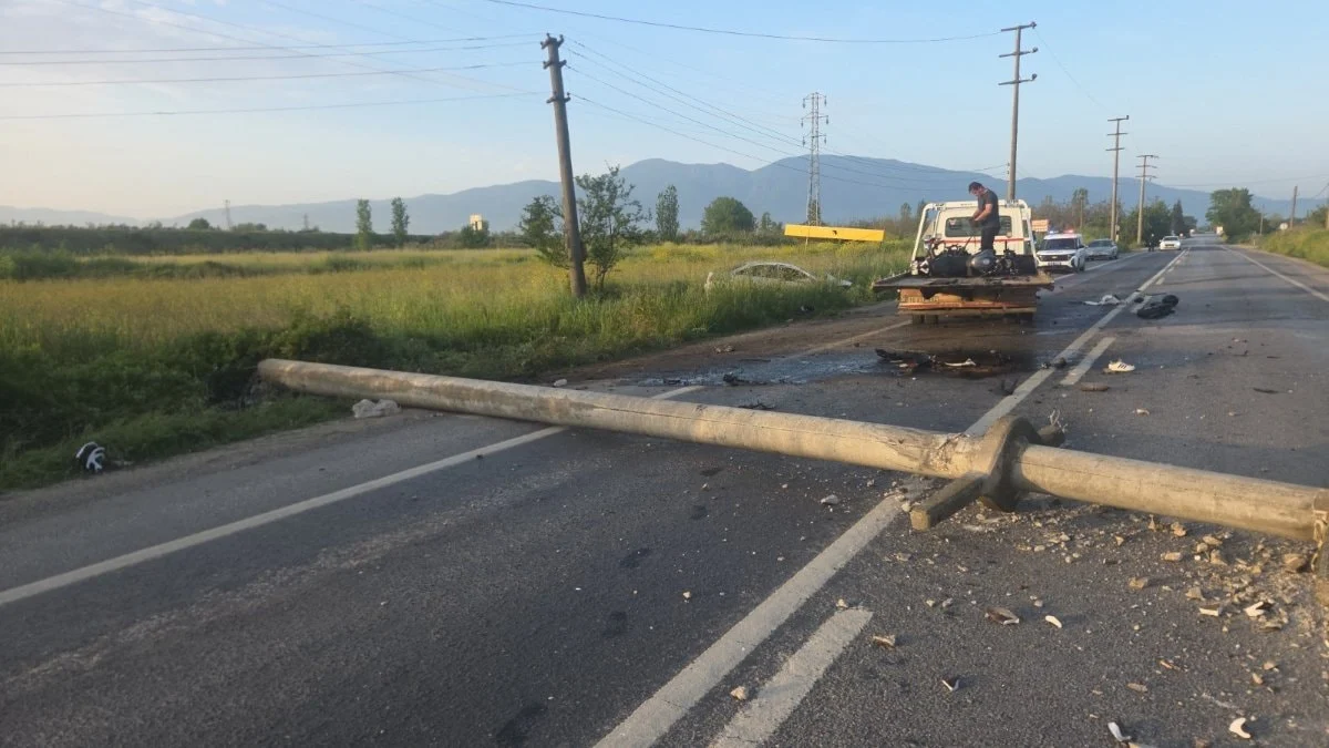 Bursa'da otomobilin devirdiği direğe motosiklet çarptı: 4 yaralı