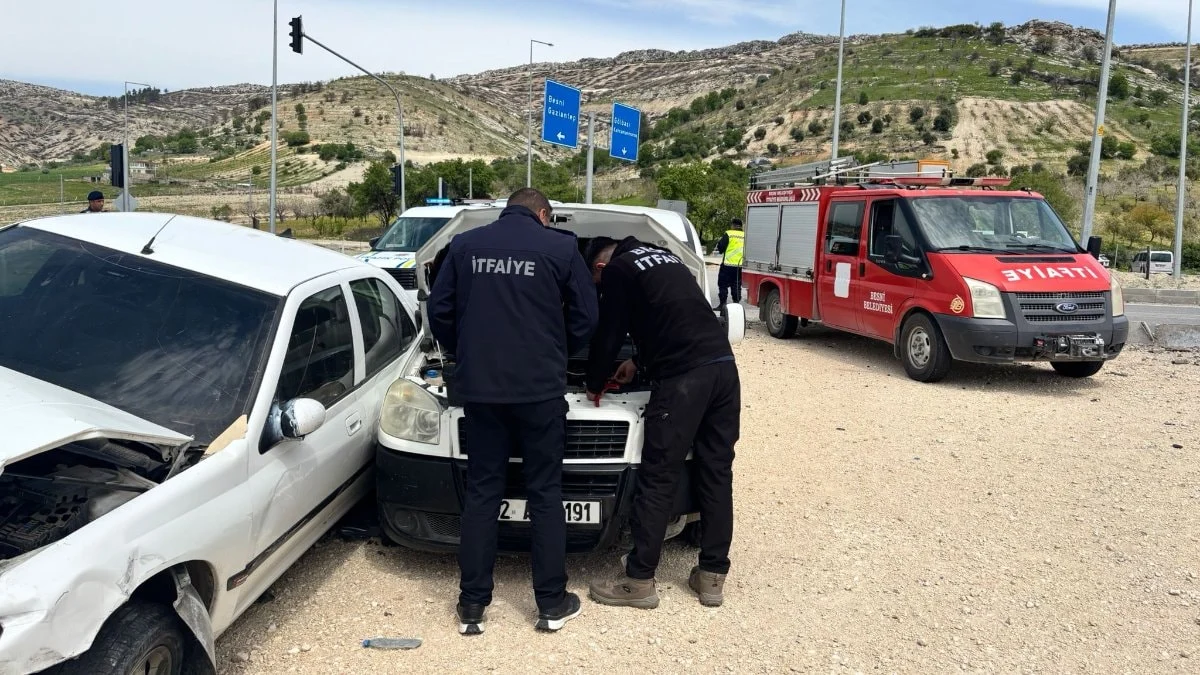 Adıyaman'da iki otomobil çarpıştı: 6 yaralı