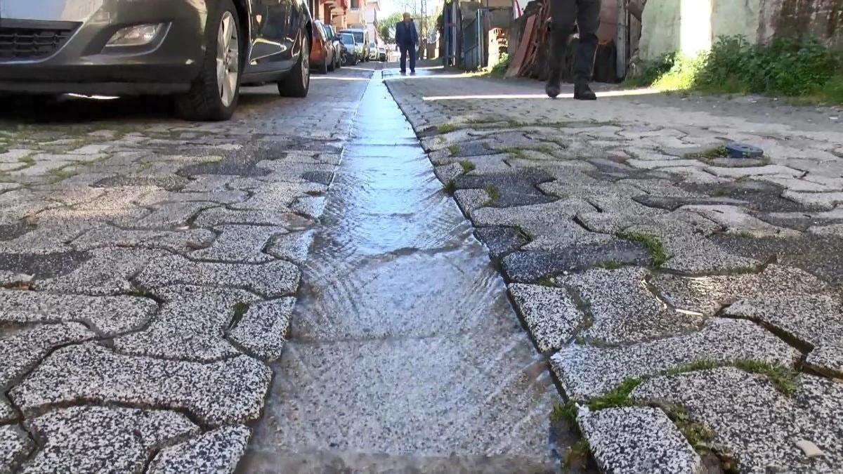 İstanbul Ataşehir'de şebeke suyunu taşıyan boru patladı