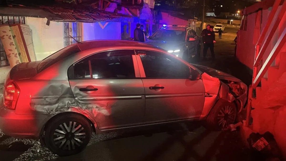Tekirdağ'da polisten kaçan alkollü sürücü korkuluklara çarptı