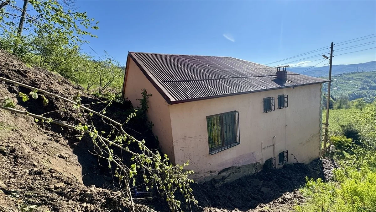 Trabzon’da heyelan alarmı: Ev hasar gördü, bir ev boşaltıldı