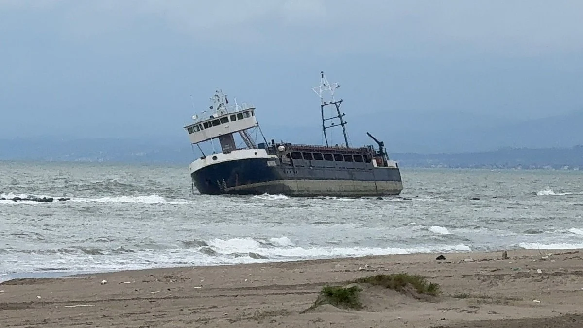 Sakarya'da karaya oturan geminin kurtarılması için gözler hava durumunda