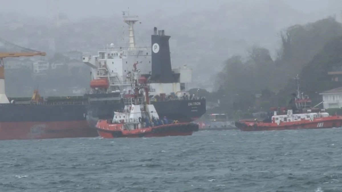 İstanbul Boğazı’nda arıza yapan yük gemisi kurtarıldı: Gemi trafiği yeniden açıldı