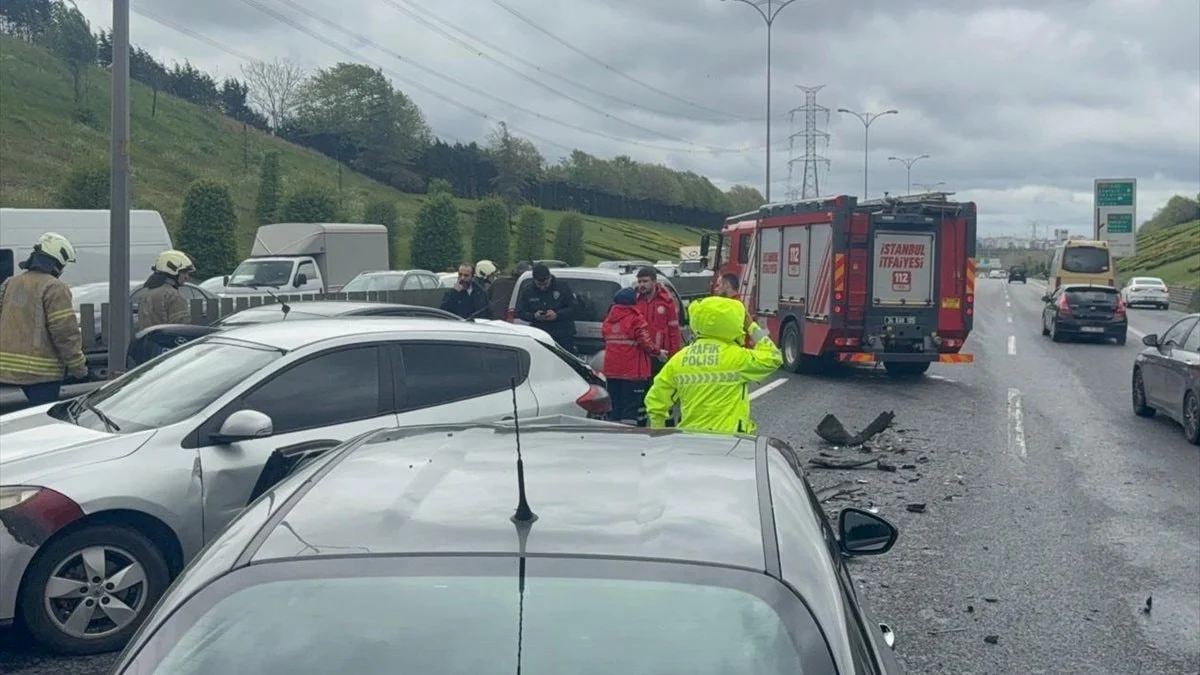 İstanbul'da  zincirleme trafik kazasında otomobil sürücüsü yaralandı