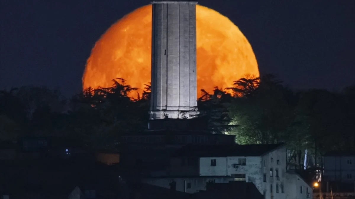 İstanbul semalarında dolunay