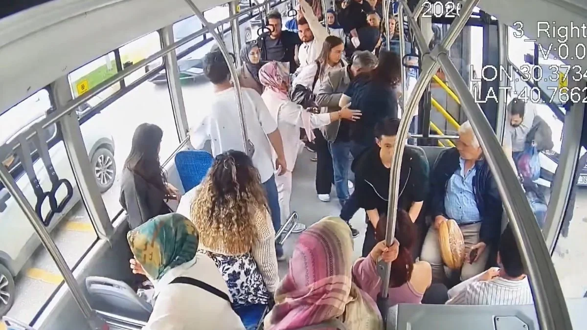 Sakarya’da yolcu kalp krizi geçirdi: Şoför hastaneye yetiştirdi