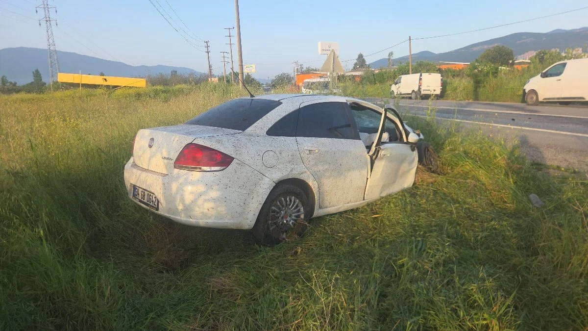 Bursa otomobil tarlaya uçtu: Devirdiği direğe de motosiklet çarptı