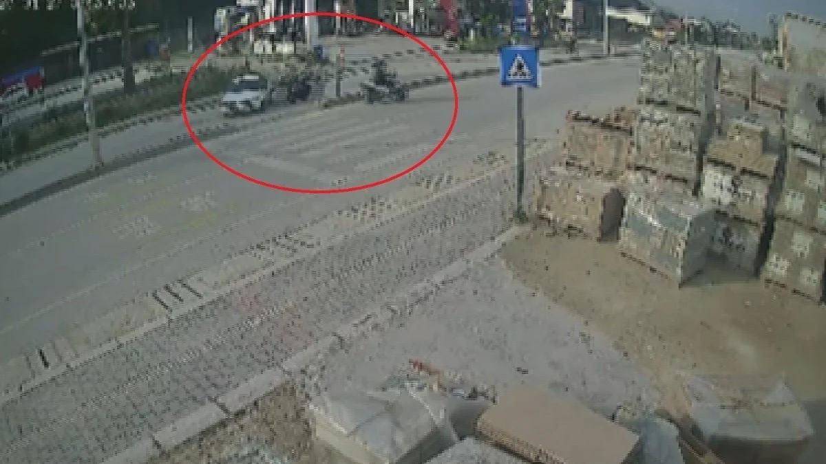 Hatay'da yaya geçidinde tehlikeli dönüş: Motosiklet sürücüsü metrelerce savruldu