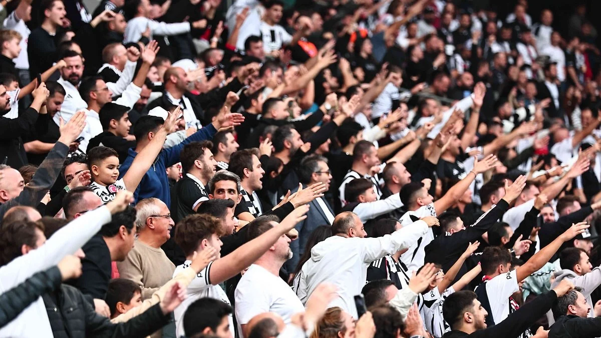 Beşiktaş tribünlerinden istifa tezahüratları