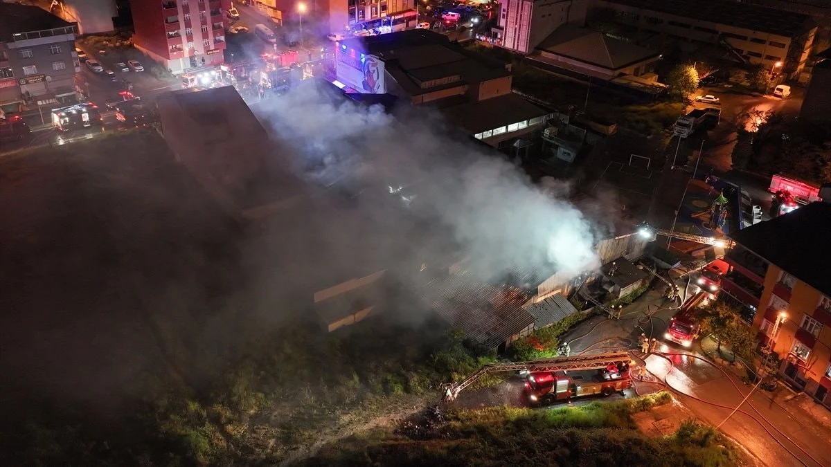 İstanbul Arnavutköy'de fabrika yangını