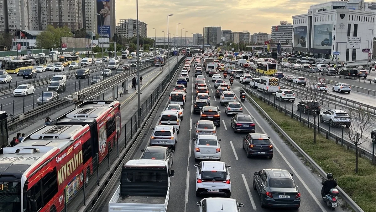 İstanbul'da trafik yoğunluğu akşam saatlerinde yüzde 87'ye kadar çıktı