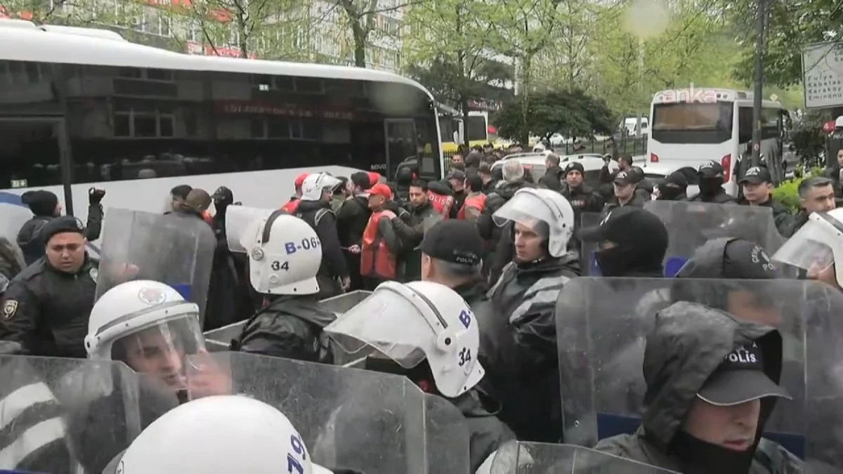 Taksim Meydanı'na yürümek isteyen bir gruba polis müdahale etti