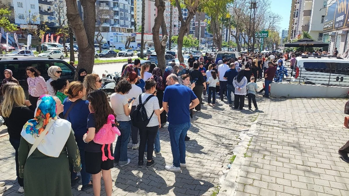 Adana'da 100 TL'lik ürün için uzun kuyruklar oluştu