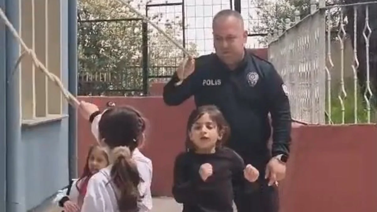 Zonguldak'ta çocuklarla ip atlayan polis, gönülleri fethetti