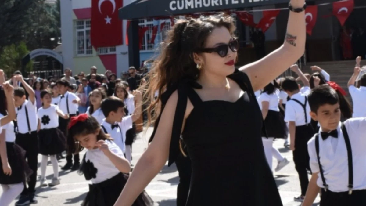 Aksaray'da öğrencilerin 23 Nisan dansı büyük beğeni topladı
