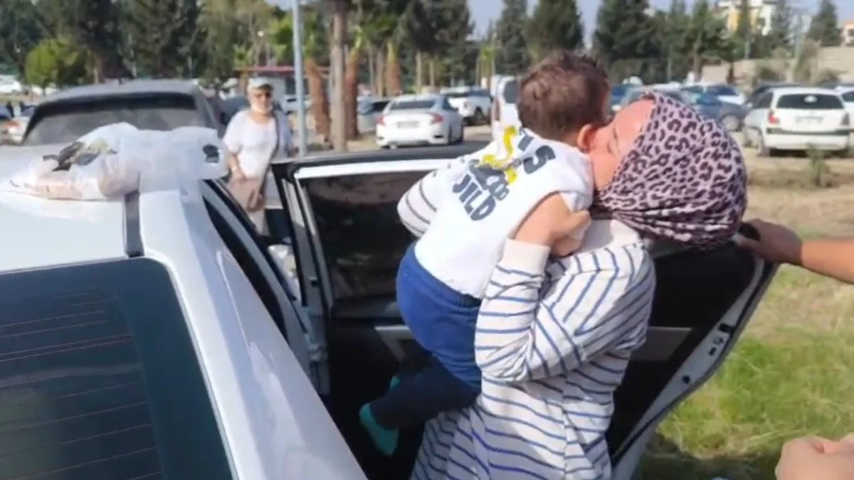 Hatay'da anahtarı unuttu, bebek arabada mahsur kaldı