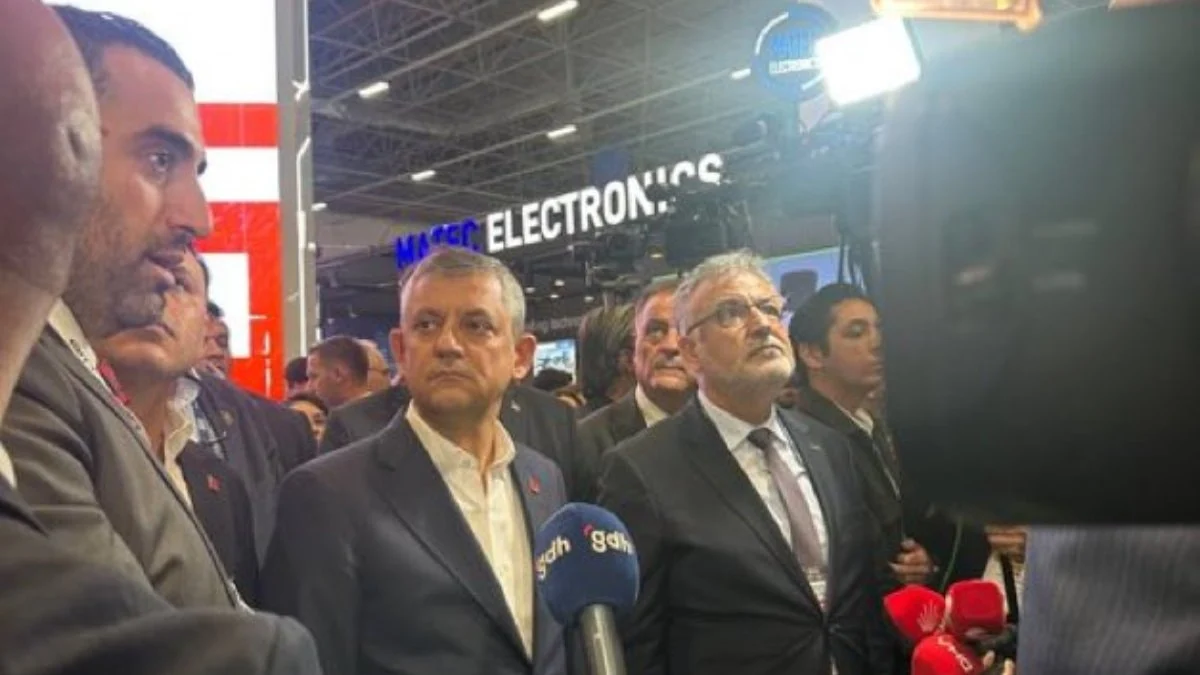 Özgür Özel, SAHA 2026 Fuarı'nda: Yıldırımhan'ın önünde poz verdi