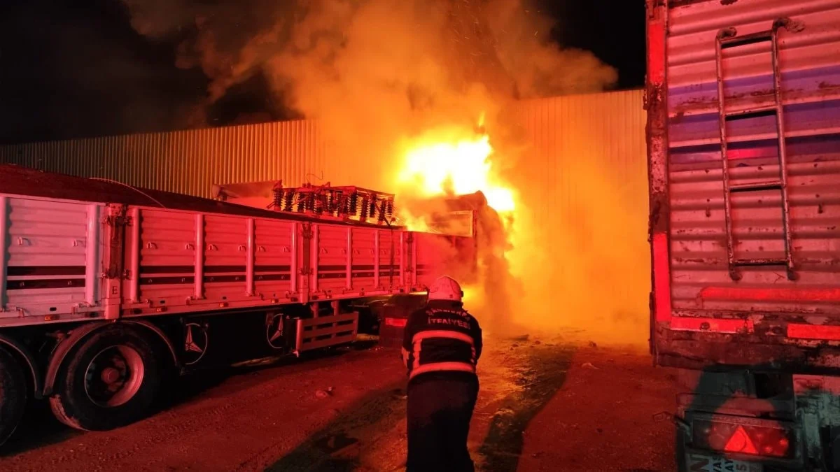 Şanlıurfa'da tır garajında korkutan yangın
