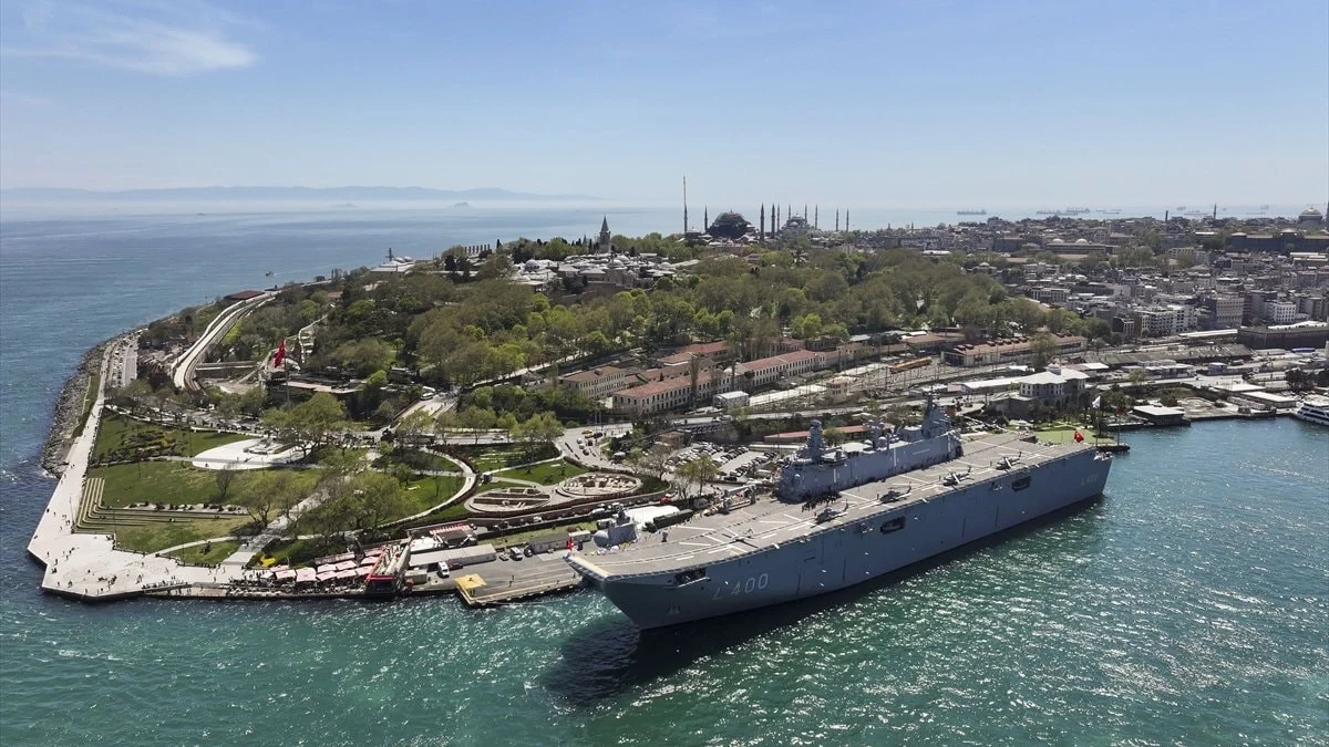 TCG Anadolu gemisi Sarayburnu'na demirledi