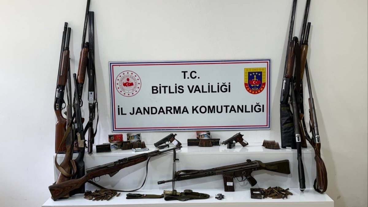 Bitlis’te 20 adrese yapılan baskınlarda çok sayıda silah ele geçirildi