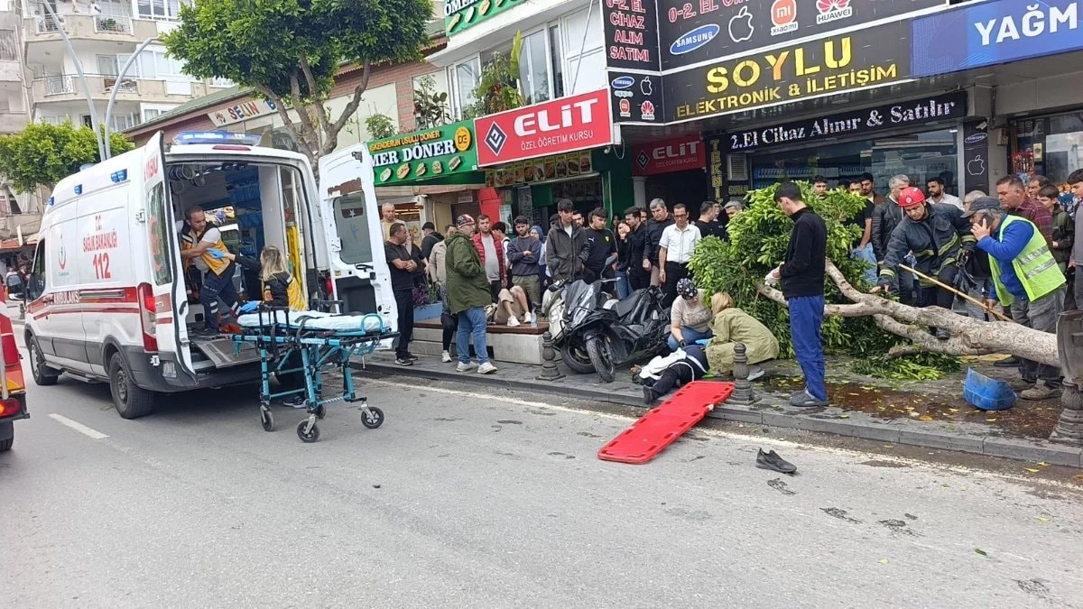 Antalya'da otomobil ortalığı savaş alanına çevirdi: 1'i ağır, 4 yaralı