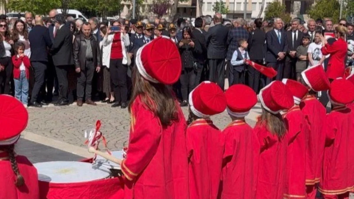 Gaziantep'te 23 Nisan töreninde CHP yönetimi, mehter gösterisine sırtını döndü