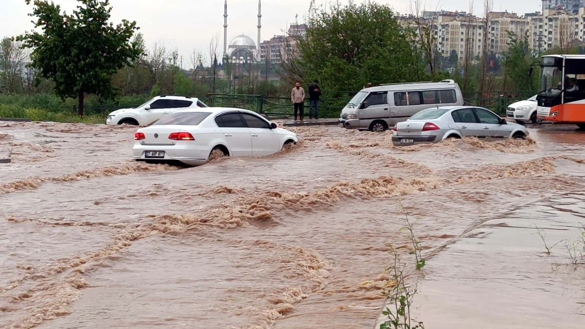 Şanlıurfa ve Gaziantep'te aşırı yağışlar hayatı felç etti